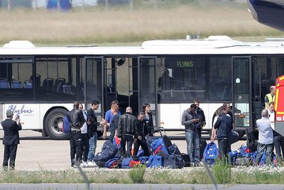 Los jugadores de la selección  francesa, en el aeropuerto de Le Bourget.