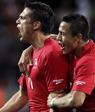 Mark González (izquierda) celebra su gol ante Suiza.