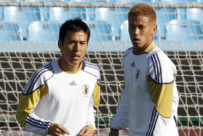 Hasebe, a la izquierda, se entrena junto a Honda.