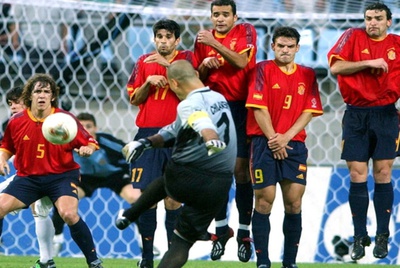 Chilavert lanza una falta duarnte el partido entre España y Portugal en el Mundial de Corea y Japón 2002.