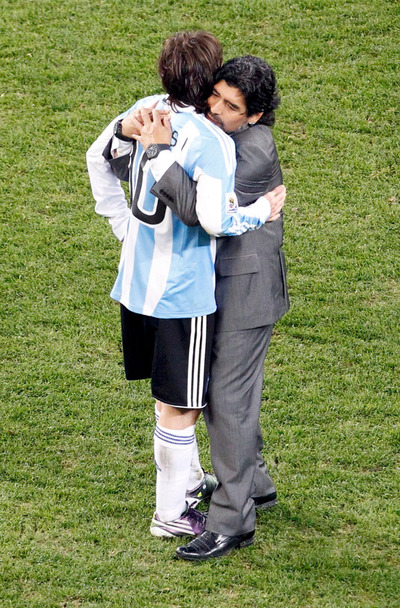 FOTOGALERIA: Maradona abraza a Messi