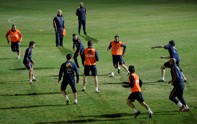 Del Bosque, al fondo, observa el entrenamiento de esta tarde de la selección española en Potchefstroom.