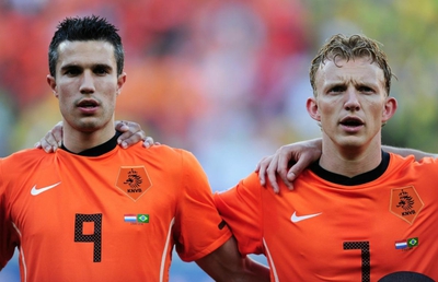 Kuyt y Van Persie escuchan el himno Holandés antes del partido de cuartos que les enfrentó a Brasil.