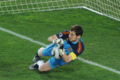 Iker Casillas para el penalti a Cardozo en el partido ante Paraguay.