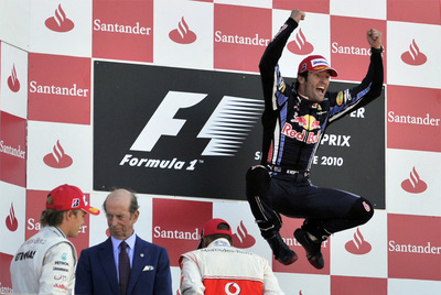 Mark Webber brinca de alegría tras ganar el GP de Inglaterra de F1