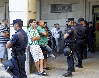 Detractores de Lopera aguardan a las puertas de los juzgados donde el ex propietario del Betis declara por supuesto delito societario.