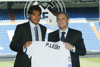 Pedro León posa junto a Florentino Pérez durante su presentación a los medios como nuevo jugador del Real Madrid