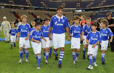 Raúl ha saltado al estadio de Gelsenkirchen vestido con la camiseta del Shalke durante su presentación.