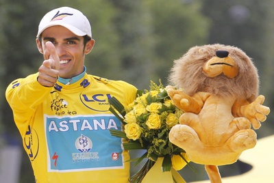 Contador celebra su tercer Tour en el podio de París.