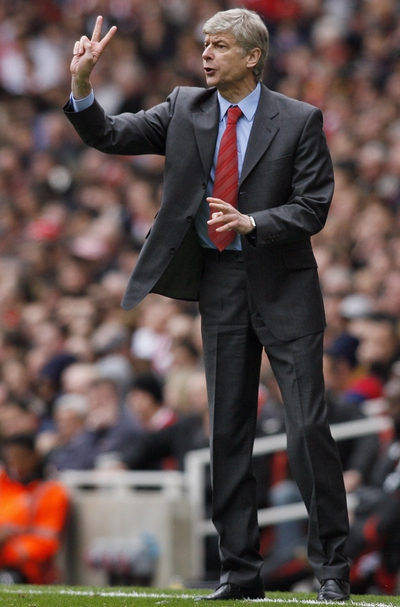 Wenger da instrucciones durante un partido del Arsenal.