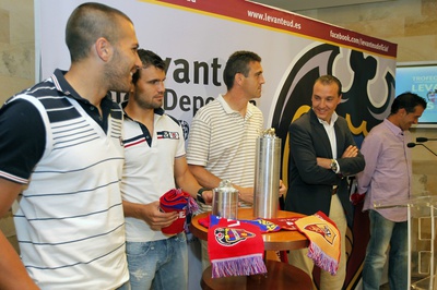 Varios jugadores del Levante UD, el presidente y el entrenador durante la presentación del partido de su centenario