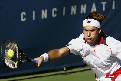 David Ferrer golpea la pelota durante el partido contra Dolgopolov.