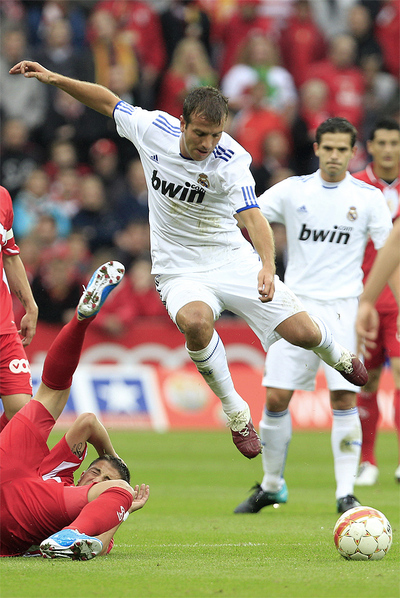 Van der Vaart sortea acrobáticamente a un rival.