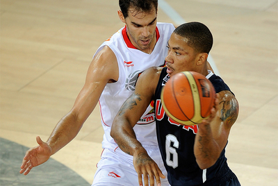 Calderón trata de frenar a Rose durante el partido de anoche en la Caja Mágica de Madrid.
