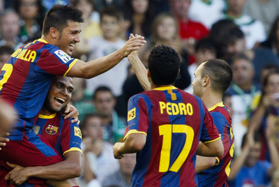Los jugadores del Barcelona felicitan a Villa por su primer gol con la camiseta azulgrana.