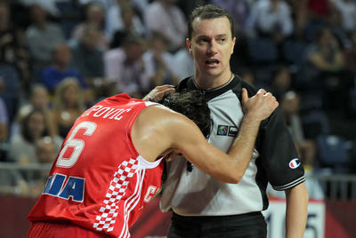 El croata Popovic se lamenta la árbitro por una acción del juego