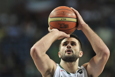 Linas Kleiza se dispone a lanzar a canasta durante el partido contra China.