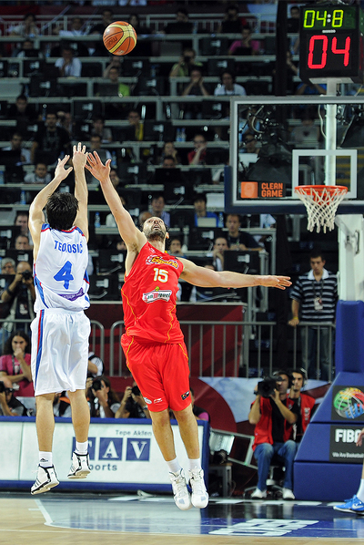 Instante en el que Teodosic lanza a canasta ante la oposición de Garbajosa.