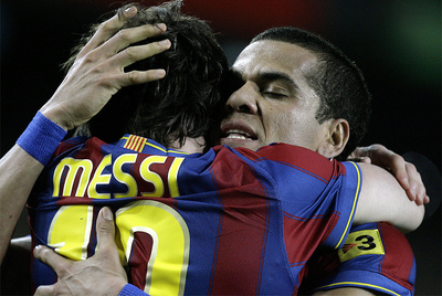 Alves se abraza a Messi tras un gol del Barça.