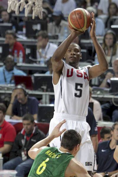 Kevin Durant lanza a canasta ante el jugador de la selección de Lituania Jonas Maciulis.