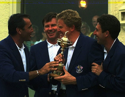 De izquierda a derecha, Ballesteros, Faldo, Montgomery y Olazábal con la Ryder Cup de 1997 ganada en Valderrama. La foto resume 20 años de historia y dominio europeo en la competición.