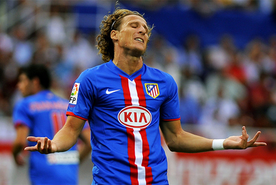 Forlán se lamenta durante el partido contra el Sevilla.