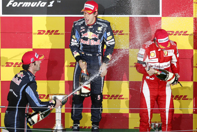 Webber, Vettel y Alonso celebran su podio en el GP de Japón.