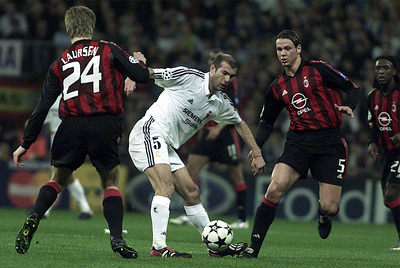 Zidane, rodeado por Redondo y Laursen, durante un partido entre el Milan y el Real Madrid.