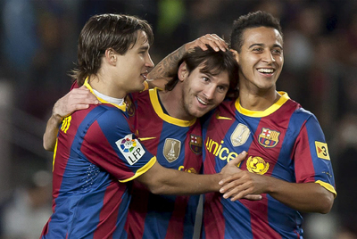 Bojan, Messi y Thiago celebran uno de los goles