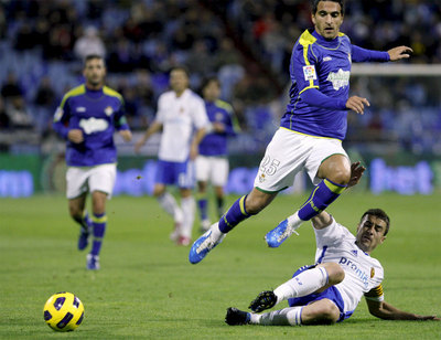 Gabi y Lopes luchan con el balón.
