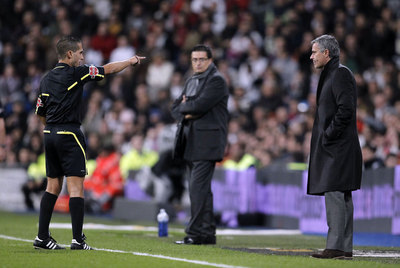 El entrenador del Madrid, José Mourinho, es expulsado del campo durante el partido de Copa contra el Murcia tras insultar al árbitro.