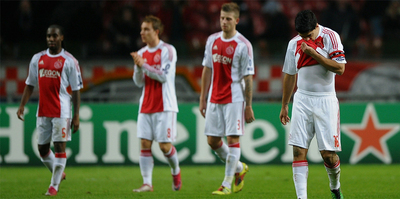 Los jugadores del Ámsterdam, tras caer goleados ante el Madrid.