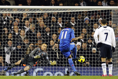 Gomes detiene el penalti lanzado por Drogba.