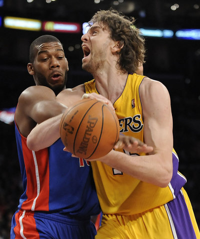 Pau Gasol lucha con Greg Monroe en una jugada del partido