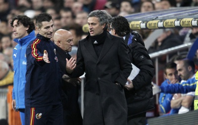 El cuarto árbitro invita a salir del banquillo del Villarreal al entrenador del Real Madrid, José Mourinho, durante el partido de Liga disputado en el Bernabéu.