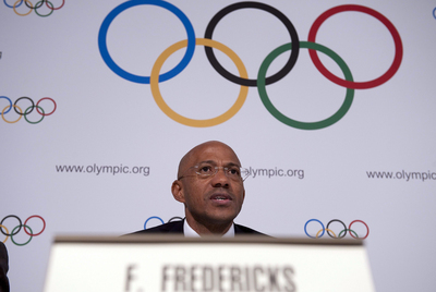 Frank Fredericks, presidente de la Comisión de Atletas del COI, durante la conferencia de prensa.