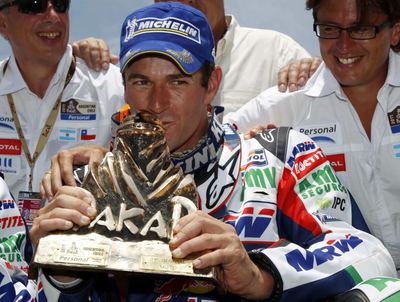 El motorista español, Marc Coma, besa el trofeo que le acredita como ganador en la categoria de motos del Rally Dakar 2011, el tercero de su carrera profesional, durante la ceremonia en Buenos Aires.