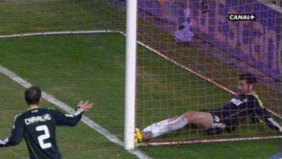 La jugada polémica en la que Albiol saca el balón en la línea de de gol.