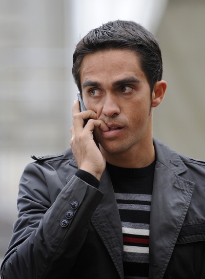 Alberto Contador habla por teléfono.