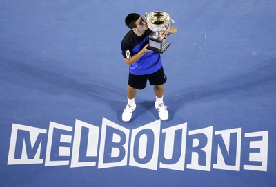 El serbio Novak Djokovic besa el trofeo que lo acredita como vencedor del torneo de tenis Opren de Australia de 2008; fue la última final en la que no estuvieron ni Nadal ni Federer.