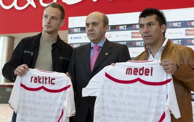 Medel y Rakitic, junto al presidente del Sevilla, José María Del Nido, en su presentación hoy como jugadores del equipo.