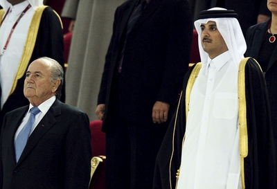 El príncipe heredero de Qatar, Tamim Bin Hammad Al Thani, y el presidente de la FIFA Joseph Blatter en el palco del estadio Khalifa International de Doha antes de la final de la Copa de Asia 2011.