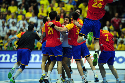 Los jugadores españoles celebran el triunfo sobre Suecia.