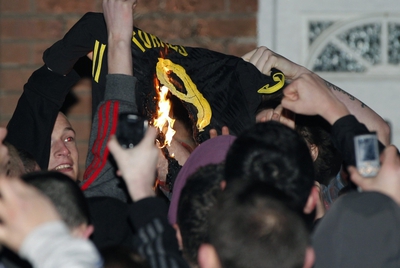 Aficionados quemando un camiseta con el nombre de Fernando Torres.