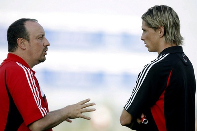 Rafa Benitez charla con Fernando Torres cuando ambos estaban en el Liverpool.