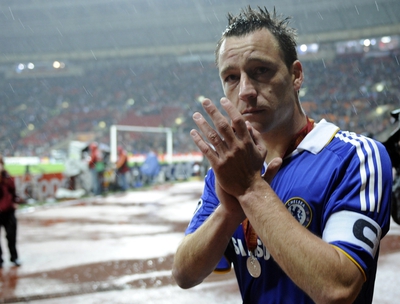 El jugador del Chelsea John Terry mientras aplaude a su público, al término de la final de la Liga de Campeones Manchester United - Chelsea disputada en el estadio Luzhniki de Moscú en 2008.