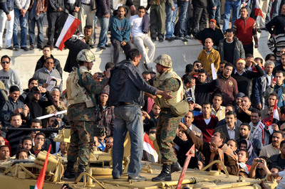 Soldados egipcios suben al vehículo blindado al fotógrafo de la agencia EPA, Mohamed Omar, tras resultar herido durante los enfrentamientos de El Cairo.