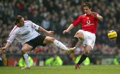 Gary Neville, durante un partido contra el Liverpool.