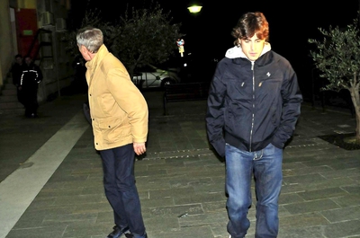 Fernando Alonso llega al hospital Pietra Ligure para visitar a Kubica.