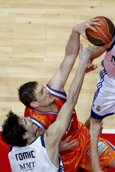 Lishchuk recibe un tapón de Tomic durante la semifinal de Copa.